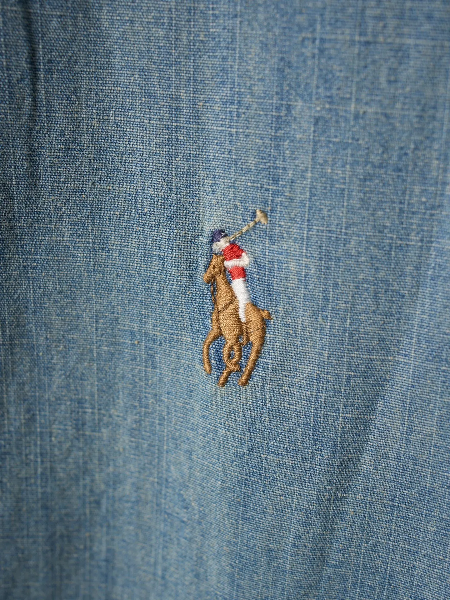 P480 Actual auction] Ralph Lauren/Ralph Lauren colorful pony logo embroidered denim lapel jacket [Ready stock] S M L XL custom-dyed cloud-like plain cotton denim soft and silky, comfortable and close to the skin, matte indigo, a denim poem dyed with time. The exquisite colorful pony logo on the left chest jumps into indigo, fully recognizable, with an atmosphere of freedom and vitality, pure and smart color symphony, neatly folded collar The details that caught the attention at a glance Reconstructed the classics with neat styles Even walking with a designed sense of calmness Using imported machine embroidery technology Using advanced computer control systems and precision mechanical components to achieve colorful pony embroidery operations with high precision and smooth and delicate lines Template machine bag opening The preset template guides the position, shape and size of the bag opening The accuracy ensures the quality of the bag opening effect The hem is made in one go using a three-needle waist-drawing machine Utilizing the machine's special needle position and feeding mechanism The elastic band and the fabric are sewn together in the same process. The three-needle design is stronger and can evenly distribute pressure to ensure that the elastic band and the fabric are closely adhered. The washing and frying process is used. The special desizing agent is preferred. Then the fabric is soaked in it and evenly sized. After desizing, it is finally rinsed. The workmanship is extremely complex. The loss is high and the fit is suitable.